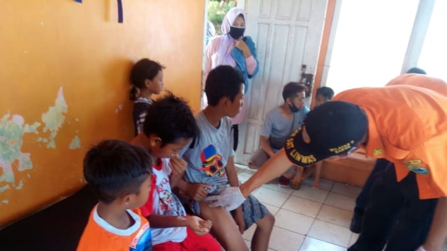 Petugas SAR Satlinmas II Gunungkidul mengobati wisatawan yang tersengat ubur-ubur beracun di pantai Gunungkidul. Foto: SAR Satlinmas II Gunungkidul