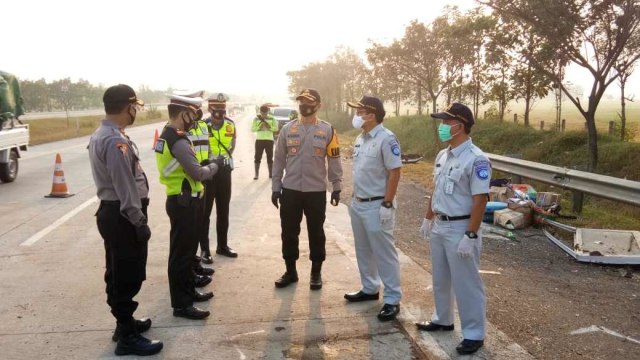 Polisi di lokasi kecelakaan Tol Cipali. Foto: Jasa Raharja