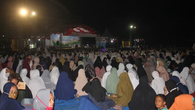 Jemaah ikuti zikir akbar di Aceh Barat. Foto: Siti Aisyah/acehkini