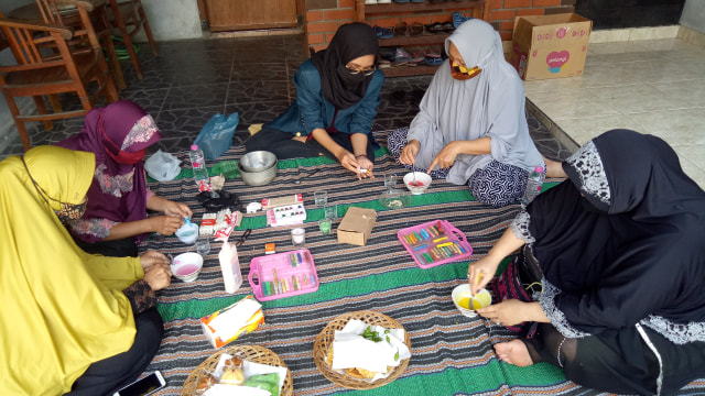 Pelatihan pembuatan lilin oleh Mahasiswa KKN UNDIP