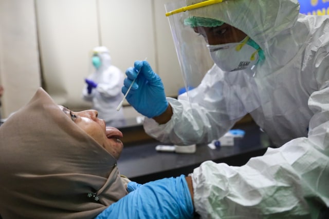 Tes swab untuk warga di Banda Aceh. Foto: Suparta/acehkini