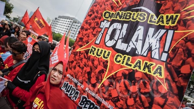 Sejumlah massa buruh) saat menggelar aksi menolak Omnibus Law RUU Cilaka di depan Gedung DPR/DPD/MPR RI (Dok TEMPO/M Taufan Rengganis)