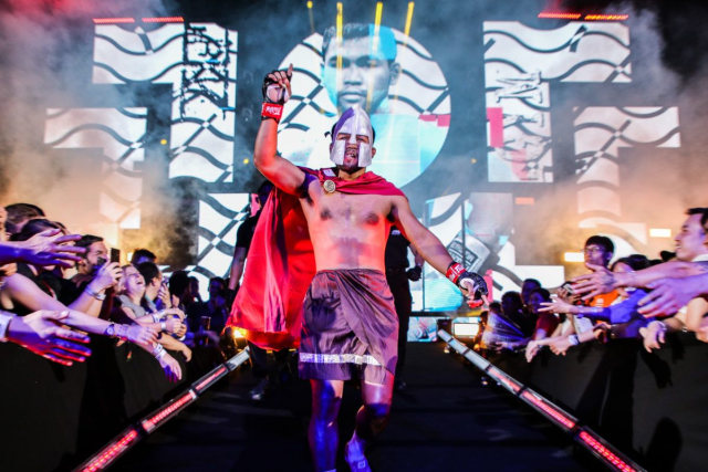 Aksi Rodlek PK.Saenchai Muaythaigym saat memasuki arena ONE Championship (ONE Championship)