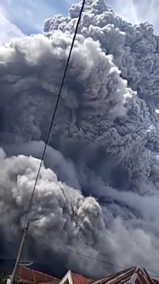 Abu vulkanik dari letusan Gunung berapi Sinabung, Karo, Sumatera Utara. Foto: Gilbert Sembiring via REUTERS