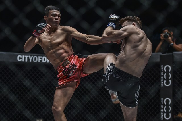 Saemapetch Fairtex layangkan tendangan kaki kiri tajam (ONE Championship)