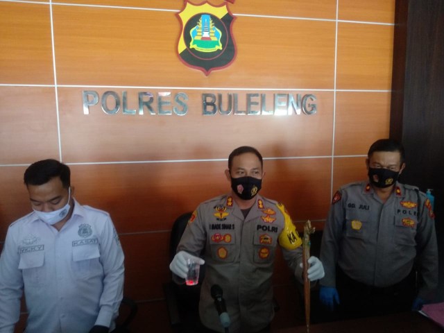 Polisi menunjukkan barang-barang yang digunakan untuk melakukan penipuan - IST