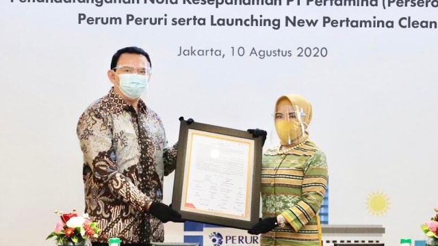 Penyerahan piagam dari Komisaris Utama PT Pertamina (Persero), Basuki Tjahaja Purnama ke Direktur Utama PT Pertamina (Persero), Nicke Widyawati. Foto: Pertamina