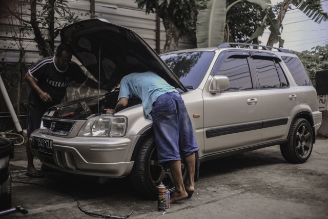 Pengecekan mesin Honda CR-V generasi pertama. Foto: Bangkit Jaya Putra/kumparan