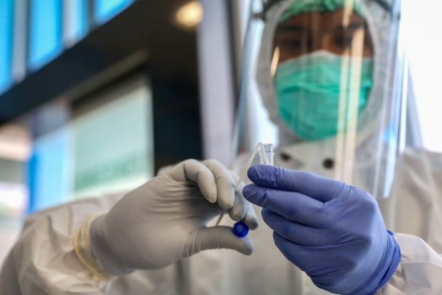 Petugas medis di Aceh saat melakukan pemeriksaan sampel swab COVID-19, Juni 2020. Foto: Suparta/acehkini