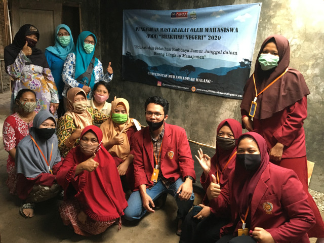 Foto bersama saat acara pelatihan budidaya jamur janggel jagung