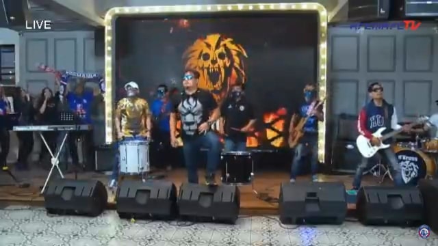 Grub band d'kross saat tampil dalam konser virtual dalam rangka HUT ke-33. Foto: rizal adhi pratama