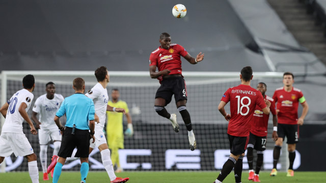 Aksi pemain Manchester United Paul Pogba (tengah) saat laga meelawan FC Copenhagen di Stadion RheinEnergie, Cologne, Jerman, Senin (10/8). Foto: Wolfgang Rattay/Pool via REUTERS