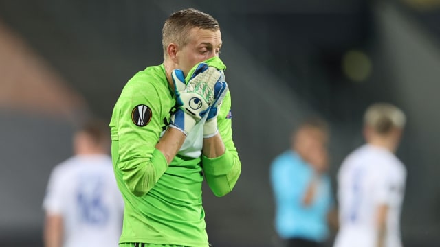 Penjaga gawang FC Copenhagen, Karl-Johan Johnsson saat laga melawan Manchester United di Stadion RheinEnergie. Foto: Wolfgang Rattay/REUTERS