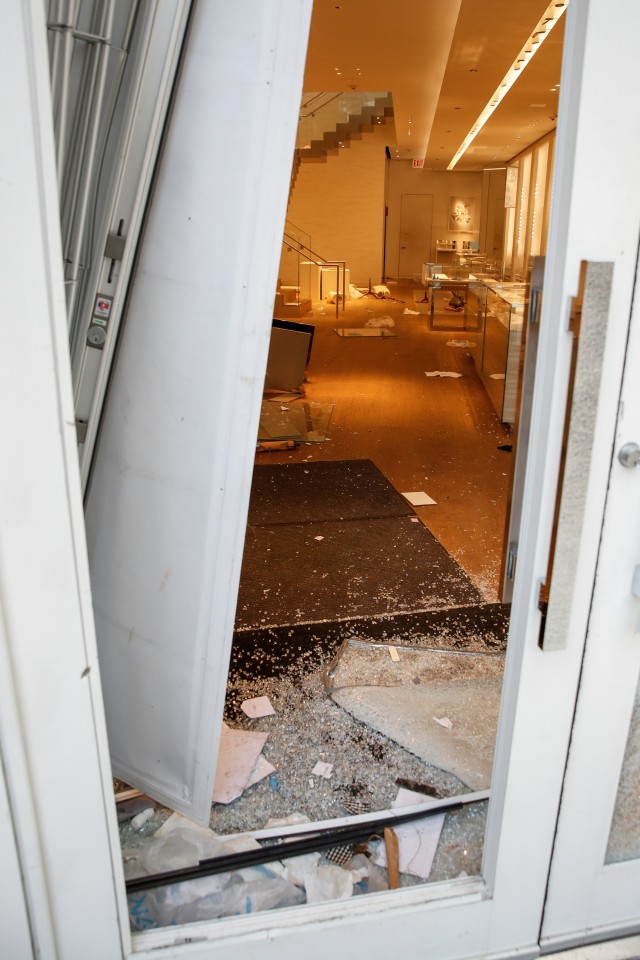 Kerusakan di toko usai dijarah, di Chicago, Illinois, AS, Senin (10/8). Foto: Kamil Krzaczynski/REUTERS