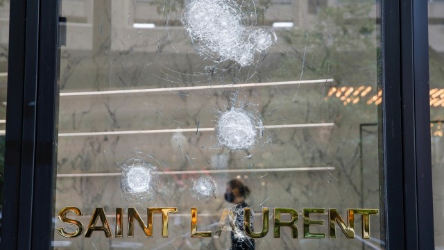 Kondisi toko Yves Saint Laurent Gold Coast yang dijarah, di Chicago, Illinois, AS, Senin (10/8). Foto: Kamil Krzaczynski/REUTERS