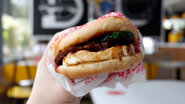 Burger nasi goreng ala McDonald's Indonesia Foto: Dok.McDonald's Indonesia