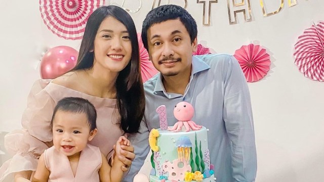Raditya Dika foto bersama dengan keluarga. Foto: IG/anissaaziza