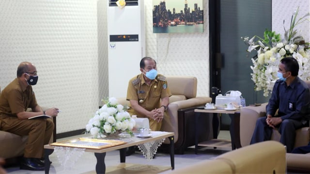 Wali Kota Bitung Maximiliaan Jonas Lomban menerima kunjungan Kepala BPS Bitung, Novri Mokoagouw yang mengabarkan jika Kota Bitung mendapatkan penghargaan karena capaian hasil sensus penduduk online (foto: febry kodongan/manadobacirita)