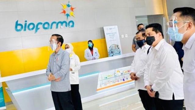 Presiden Joko Widodo (kiri) meninjau fasilitas produksi dan pengemasan Vaksin COVID-19 di PT Bio Farma (Persero) Bandung, Jawa Barat, Selasa (11/8). Foto: Biro Pers Media dan Informasi Sekretariat Presiden