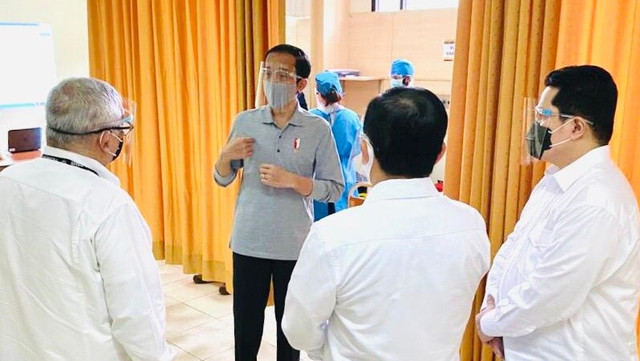 Presiden Joko Widodo meninjau pelaksanaan Uji Klinis Tahap III Vaksin COVID-19 di Gedung Eyckman, Bandung, Jawa Barat, Selasa (11/8). Foto: Biro Pers Sekretariat Presiden
