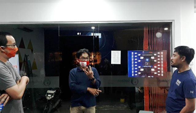 Deputi Kemenparekraf, Hari Santosa Sungkari mengunjungi ajang Turnamen e-Sport PES yang dihelat Batamnews dan Ruang Kreasi. (Foto: Edo/batamnews)