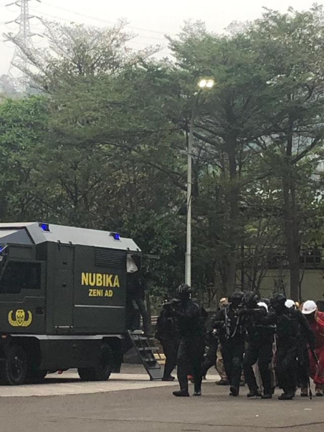 Koopssus TNI Latihan Penanggulangan Terorisme Bersenjata Biologis dan Virus Corona.  Foto: Dok. Puspen TNI