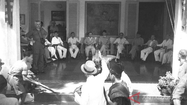 Presiden Sukarno (tengah), Wapres Mohammad Hatta (keempat kanan), bersama para menteri kabinet pemerintahan RI pertama di Jalan Pegangsaan Timur, Jakarta, 4 September 1945. Foto: ANTARA FOTO/IPPHOS