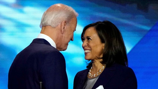 Mantan Wakil Presiden Joe Biden berbicara dengan Senator Kamala Harris setelah selesainya debat presiden Partai Demokrat AS 2020 di Houston, Texas, AS, (12/9/2019). Foto: Mike Blake/Reuters