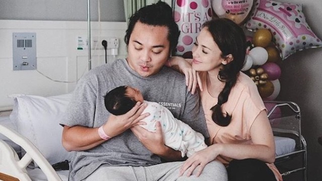 Proses persalinan Rianti Cartwright. Foto: Instagram/@riantic