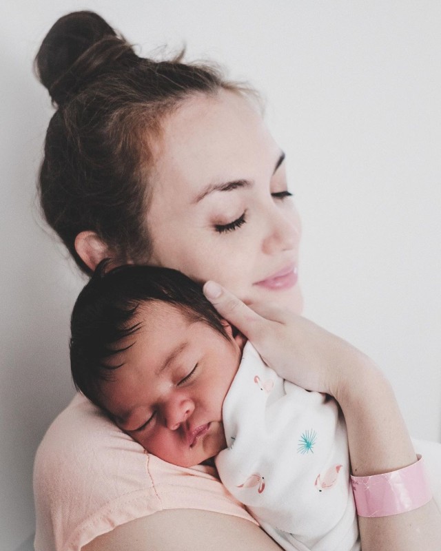 Proses persalinan Rianti Cartwright. Foto: Instagram/@riantic
