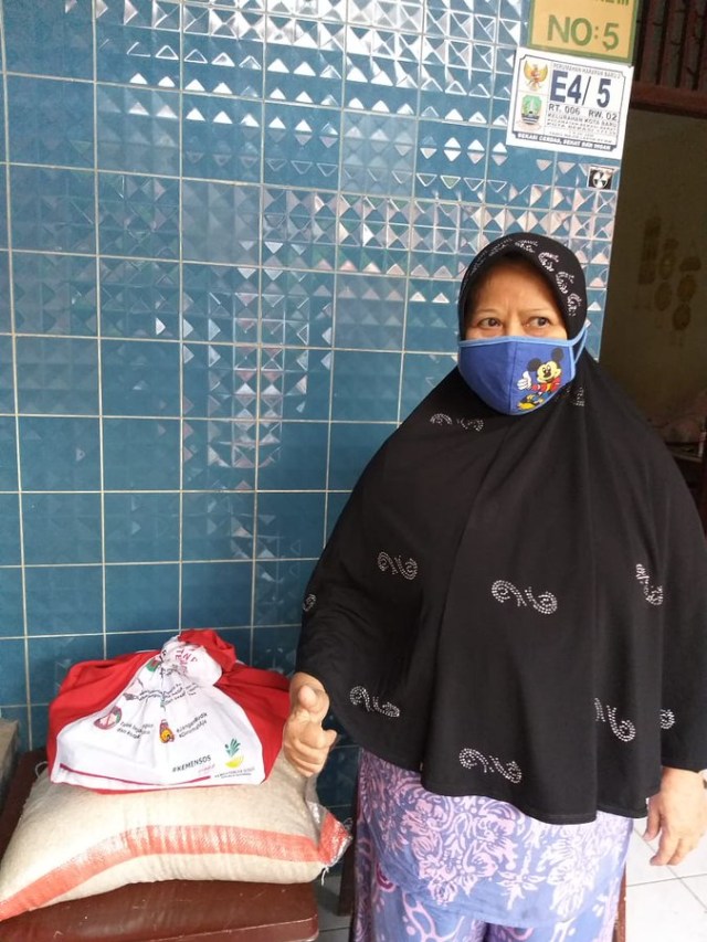 Salah Satu Warga Yang Baru Saja Menerima Bantuan Sembako