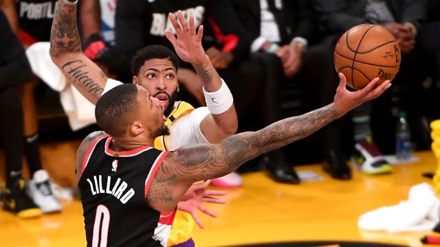 Pemain Blazers, Damian Lillard, dikawal Anthony Davis. Foto: Jayne Kamin-Oncea-USA TODAY Sports