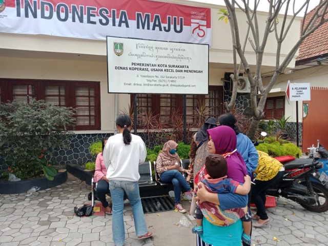 Suasana di kantor Dinas Koperasi, Usaha Kecil, dan Menengah yang berada di Jln. Yosodipuro No. 162 hingga di depan Solo Paragon Mall, Rabu (12/08)