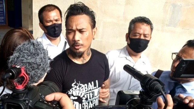 Jerinx usai menjalani pemeriksaan di Polda Bali. Foto: Kanal Bali