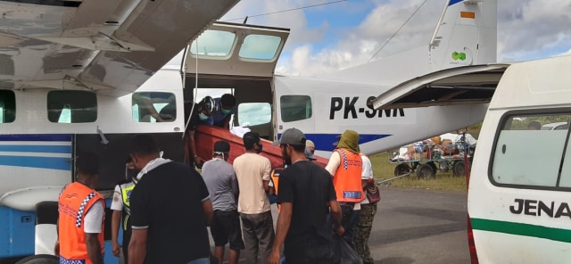 Jenazah staf KPU Yahukimo yang akan diberangkatkan dari Dekai, Kabupaten Yahukimo. (Dok Polda Papua)