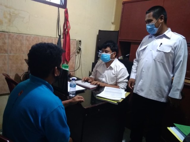 Polisi saat mengamankan kepala Desa di Deli Serdang, karena melakukan pemerasan terhadap pegawainya. Foto: Istimewa