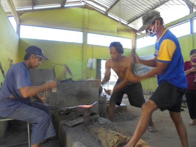 Kesibukan pandai besi di Padukuhan Klopo X, Kulon Progo. Foto: Widi Erha Pradana. 