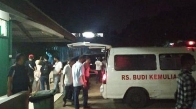 ﻿﻿Jenazah Hendri saat akan dibawa menggunakan ambulans RS. Budi Kemuliaan. Foto: Istimewa