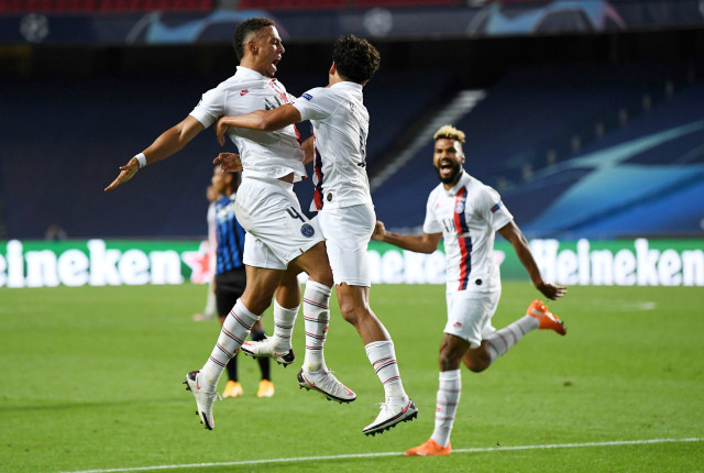 Pemain PSG Marquinhos dan Jan Kehrer melakukan selebrasi usai mencetak gol. Foto: David Ramos/Reuters