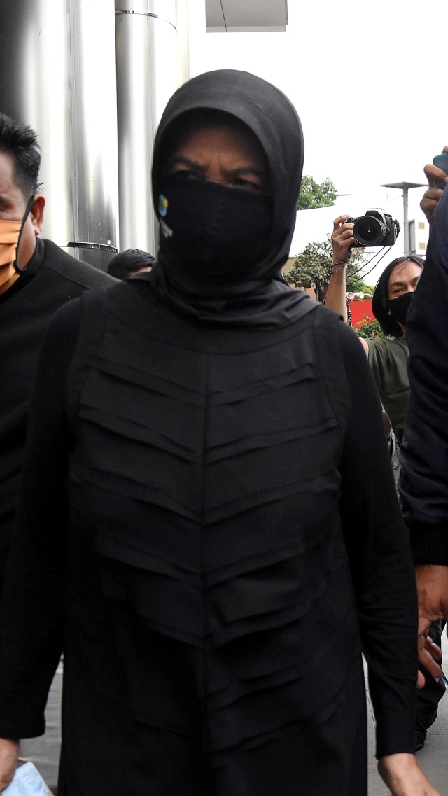 Wali Kota Banjar Ade Uu Sukaesih berjalan meninggalkan Gedung KPK usai menjalani pemeriksaan di Jakarta, Rabu (12/8). Foto: Indrianto Eko Suwarso/ANTARA FOTO