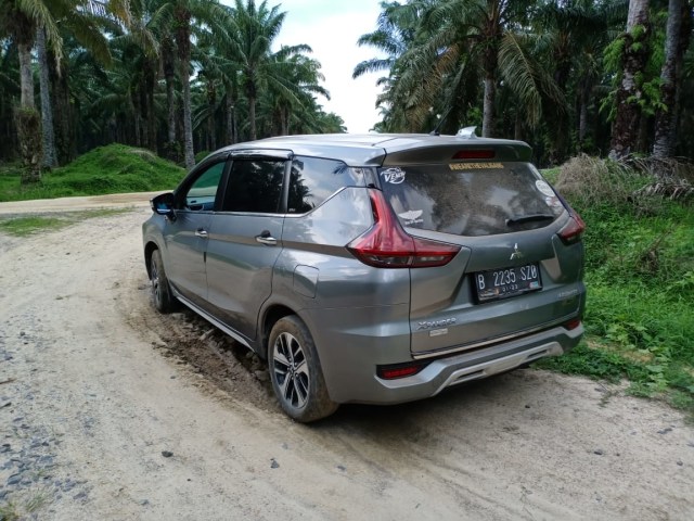 Mitsubishi Xpander yang digunakan konsumen di kebun sawit. Foto: dok. Sonny Eka Putra