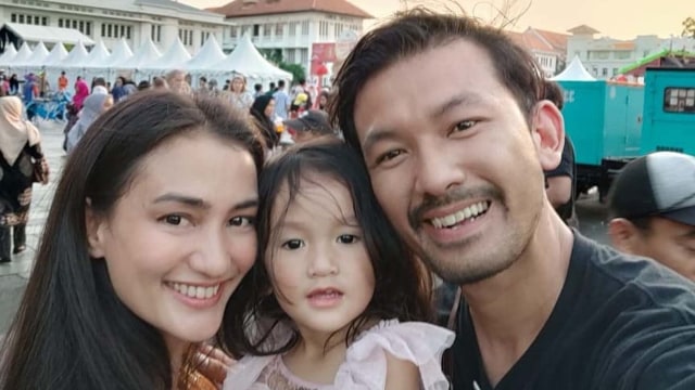 Atiqah Hasiholan, Rio Dewanto, dan anaknya Salma.
 Foto: Instagram @ atiqahhasiholan