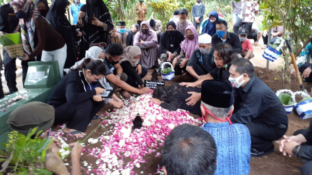 Suasana pemakaman Henry Jovinski, ASN KPU Yahukimo di makam Rewulu Wetan Sidokarto, Godean, Kabupaten Sleman, DI Yogyakarta, Kamis (13/8). Foto: Arfiansyah Panji Purnandaru/kumparan