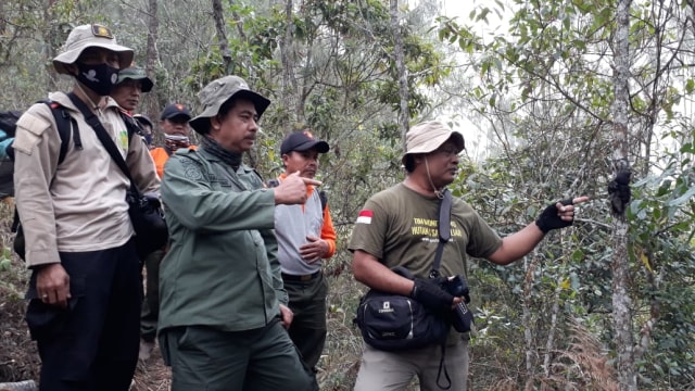 Kasi Konservasi BKSDA Wilayah VI Jawa Timur, Mamat Ruhmat (tengah), saat mengevakuasi jasad lutung jawa yang tinggal pergelangan tangan. Foto: Pro Fauna.