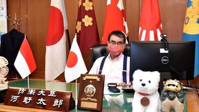 Menhan Jepang Kono Taro melakukan video conference dengan Menhan RI Prabowo Subianto. Foto: Twitter/@konotaromp