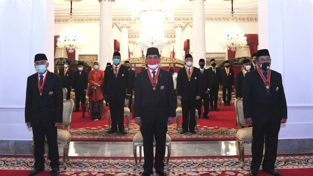 Presiden Jokowi anugerahkan tanda jasa dan kehormatan bagi 53 tokoh di Istana Negara, Jakarta. Foto: Lukas/Biro Pers Sekretariat Presiden