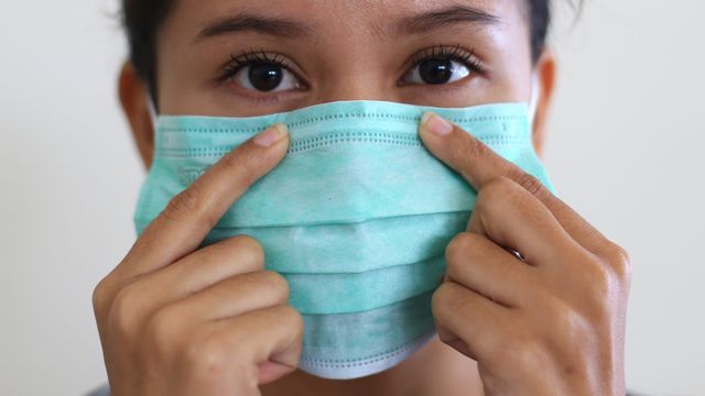 Ilustrasi memakai masker. Foto: Aditia Noviansyah/kumparan