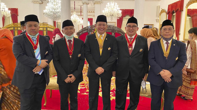Fahri Hamzah, Agus Hermanto, Bambang Soesatyo, Fadli Zon berfoto usai menerima bintang jasa dari Presiden Joko Widodo. Foto: Dok. MPR
