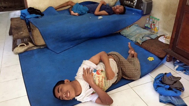 I Wayan Sudarma (23) dan Kadek Sudarsana (21) saat mendengarkan radio Foto: Denita br Matondang/kumparan.