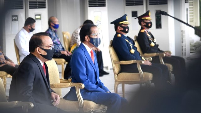 Presiden Joko Widodo (tengah) saat meninjau gladi Upacara Peringatan Detik-Detik Proklamasi Kemerdekaan Republik Indonesia di halaman Istana Merdeka, Jakarta, Kamis (13/8). Foto: Biro Pers Sekretariat Presiden